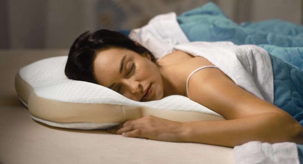 dormire su un cuscino ortopedico per l'osteocondrosi cervicale
