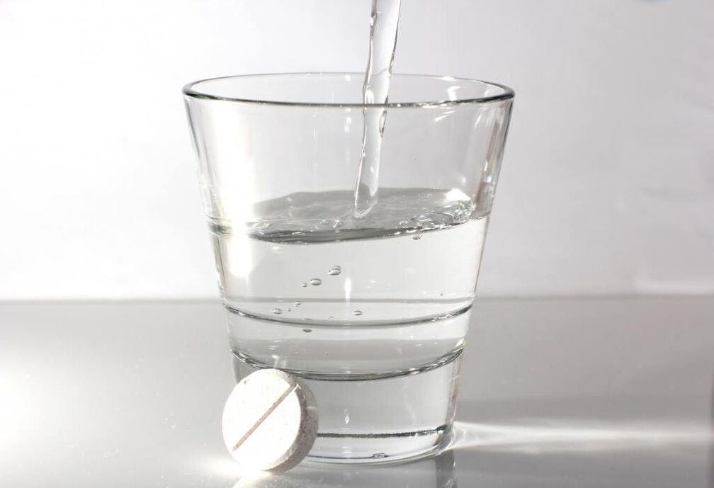 acqua e una pillola per il trattamento dell'osteocondrosi