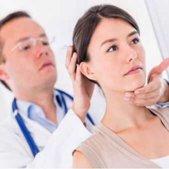 Un neurologo esamina un paziente che ha mal di collo