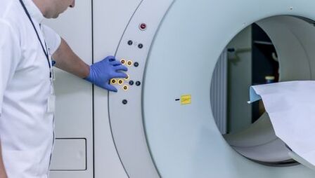 Il medico controlla l'apparato MRI