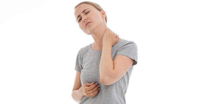 La ragazza ha dolore al collo